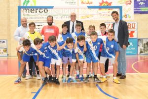 Entregaron camisetas a los casi 1.000 niños y niñas de las escuelas deportivas municipales de Manzanares que también recibirán un chándal