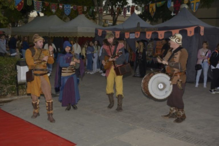 Un éxito los mercados medieval y calatravo en Manzanares con más de 70 puestos de artesanías y más