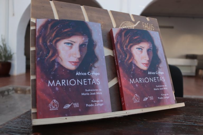 Presentado el libro ‘Marionetas’ de África Crespo con ilustraciones de María José Mira en el patio del mercado municipal de Manzanares
