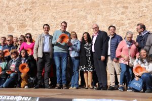 Caballero agradeció el trabajo de los monitores y directores de las 98 Universidades Populares de la provincia con entrega de una bacía conmemorativa de los «Sabores del Quijote”