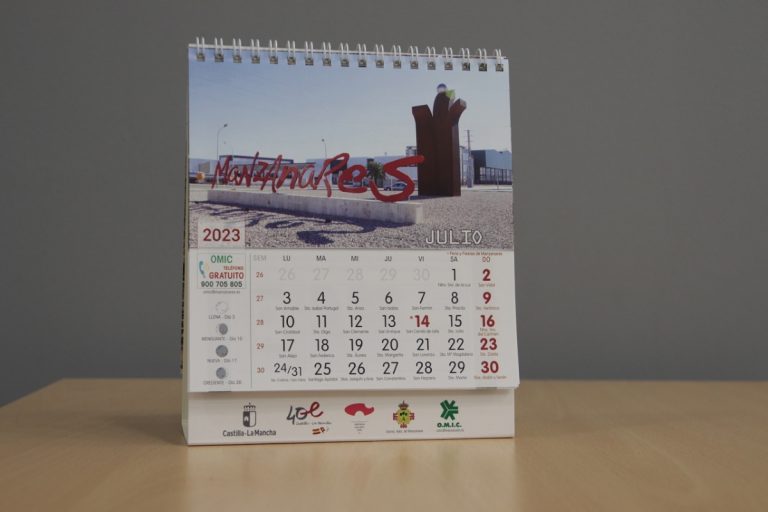 Ya se reparte el calendario informativo 2023 de la OMIC con imágenes de lugares emblemáticos de Manzanares