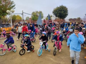 Más de 1.000 personas se sumaron a la Fiesta de la Bicicleta que recorrió las calles de Manzanares ayer