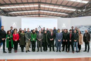 Caballero destaca cómo en un pueblo de 18.000 habitantes como Manzanares se puede innovar y convertirse en una industria puntera, desde la clave de la sostenibilidad