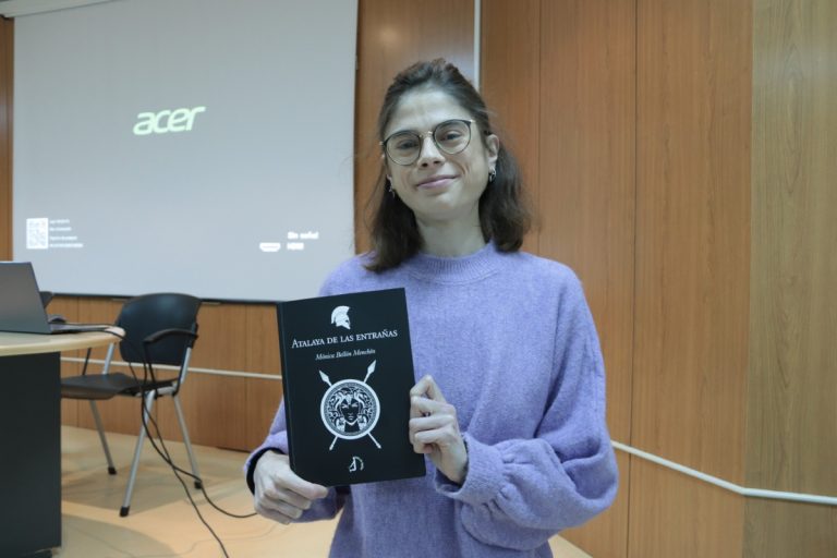 El libro “La atalaya de las entrañas” de Mónica Bellón fue presentado en la Biblioteca Lope de Vega de Manzanares