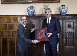 Diputación de Toledo recibe un ejemplar conmemorativo del Estatuto de Autonomía por su contribución la creación de C-LM