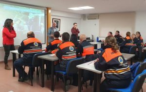 Personal voluntario de Protección Civil participa en una formación sobre mantenimiento de vehículos de atención sanitaria