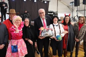 Cerca de 600 personas mayores disfrutaron de baile y chocolatada con roscas en la carpa de ‘La Pérgola’ de Manzanares