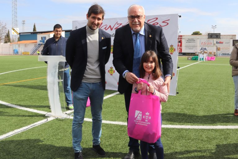 Entregaron chándales de manera gratuita a los niños y niñas de las escuelas deportivas de Manzanares