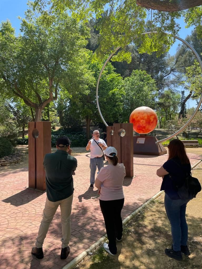 Visitas guiadas ‘Un viaje al conocimiento’ por el Paseo del Sistema Solar del parque científico Julián Gómez-Cambronero de Manzanares