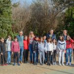 Escolares plantaron diferentes especies vegetales en varias zonas verdes de Tomelloso para conmemorar el Día de Árbol