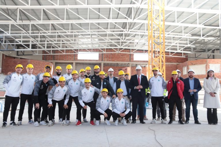 Manzanares contará en apenas cuatro meses con un nuevo pabellón polideportivo y el Manzanares FS realizó una visita a las obras