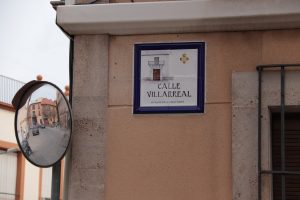 Nuevas placas cerámicas identifican 11 calles del casco histórico de Manzanares iniciativa del colectivo “El Zaque”