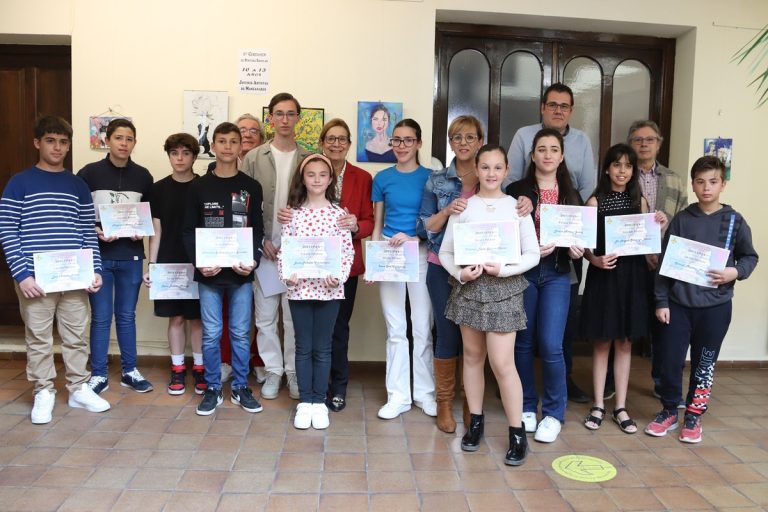 Ganadores del 6º Certamen de Pintura Escolar “Jóvenes artistas de Manzanares” premiados en el patio de columnas de la Casa de Cultura