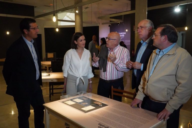 La exposición ‘El cuerpo ausente’ acogida en Puertollano es destacada por Caballero por su enfoque pedagógico. La exposición ‘El cuerpo ausente’ acogida en Puertollano es destacada por Caballero por su enfoque pedagógico.