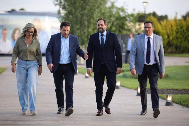 “Núñez vencerá la falta de interés del PSOE en cuestiones de agua para asegurar que zonas como Bolaños tengan acceso a este recurso vital”. “Núñez vencerá la falta de interés del PSOE en cuestiones de agua para asegurar que zonas como Bolaños tengan acceso a este recurso vital”.