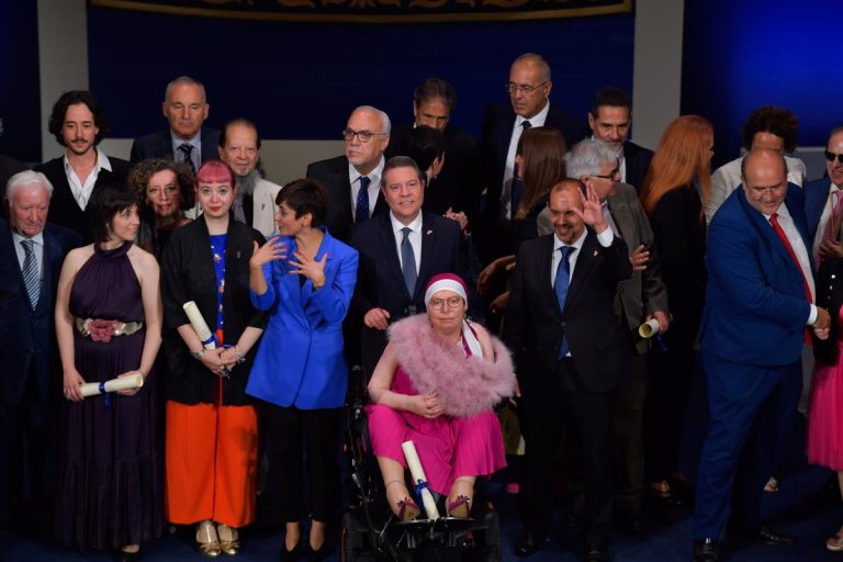 Page festeja los 40 años del Parlamento de C-LM y anuncia ampliación, prometiendo evitar conflictos.