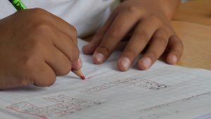 240 becas para alumnado de infantil y primaria y 12.000 € en ayudas para compra de libros de texto y material escolar en Manzanares