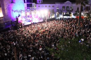 El rey del rock and roll español Loquillo ha cautivado a las más de 5000 personas que asistieron a su concierto en Manzanares