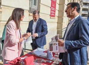Caballero entregó a la Asociación de Enfermos y Familiares de Fibromialgia y Síndrome de Fatiga Crónica la colaboración de la Diputación
