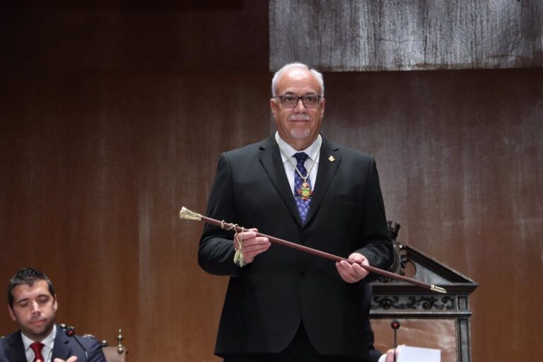 Julián Nieva se convierte en alcalde de Manzanares gracias al apoyo unánime del Grupo Socialista. Julián Nieva se convierte en alcalde de Manzanares gracias al apoyo unánime del Grupo Socialista.