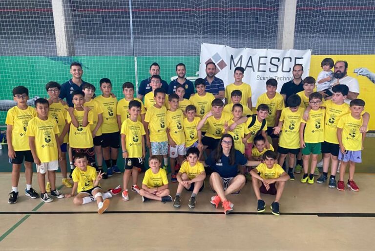 Participantes del I Campus MAESCE de Fútbol Sala para chicos y chicas de 6 a 16 años han recibido la visita del alcalde de Tomelloso