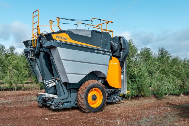 La cosechadora de aceituna arrastrada Pellenc CV45 obtiene el l Premio a la Mejor Novedad Tecnológica de Fercam 2023 en Manzanares La cosechadora de aceituna arrastrada Pellenc CV45 obtiene el l Premio a la Mejor Novedad Tecnológica de Fercam 2023 en Manzanares