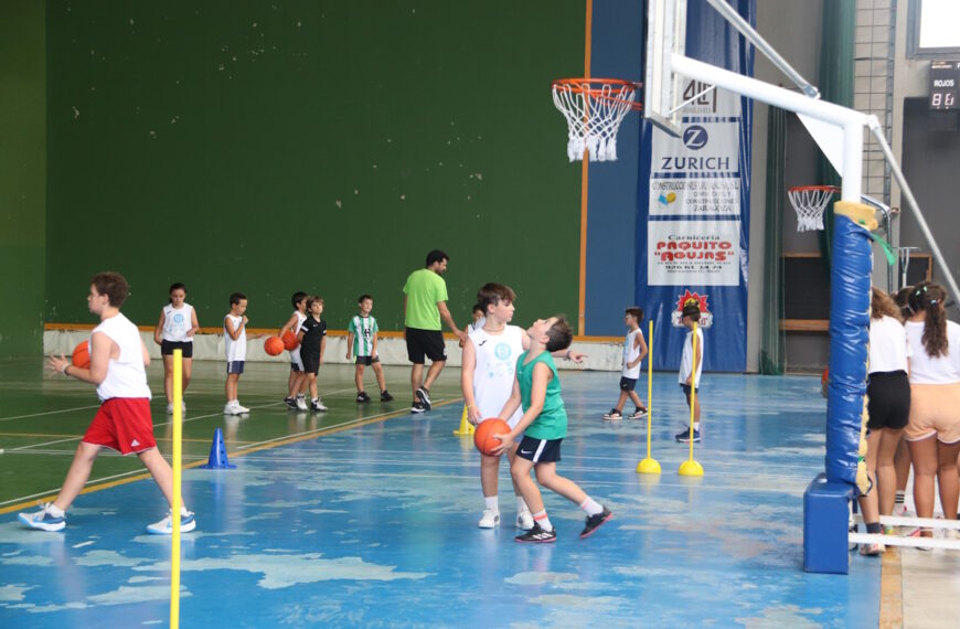 74 niños y niñas participan en el XVII campus de baloncesto del CB Manzanares con récord de participación