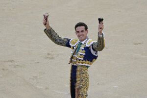 Cambios en el cartel taurino debido a lesiones: Cayetano Rivera y Morante de la Puebla sustituidos por Víctor Hernández y Fernando Adrián.