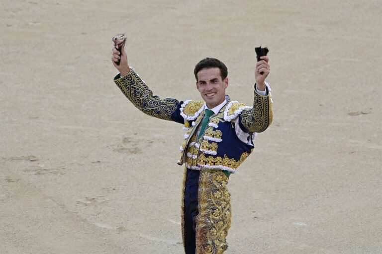 Cambios en el cartel taurino debido a lesiones: Cayetano Rivera y Morante de la Puebla sustituidos por Víctor Hernández y Fernando Adrián. Cambios en el cartel taurino debido a lesiones: Cayetano Rivera y Morante de la Puebla sustituidos por Víctor Hernández y Fernando Adrián.