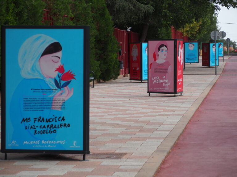 Exposición itinerante  ‘Mujeres referentes de Castilla-La Mancha’  frente al IES ‘Pedro Álvarez de Sotomayor’ en Manzanares hasta el 3 de octubre
