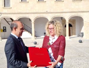 El presidente de las Cortes entrega el Estatuto de Autonomía de CLM a Alarcón en su 40 aniversario.