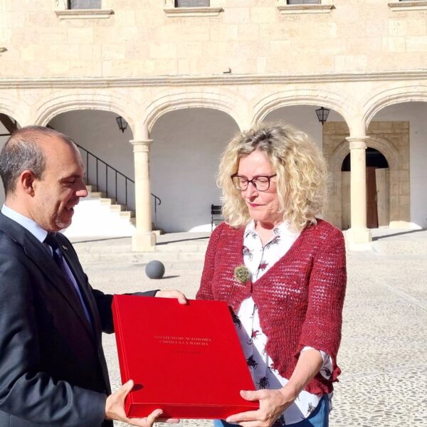 El presidente de las Cortes entrega el Estatuto de Autonomía de CLM a Alarcón en su 40 aniversario.