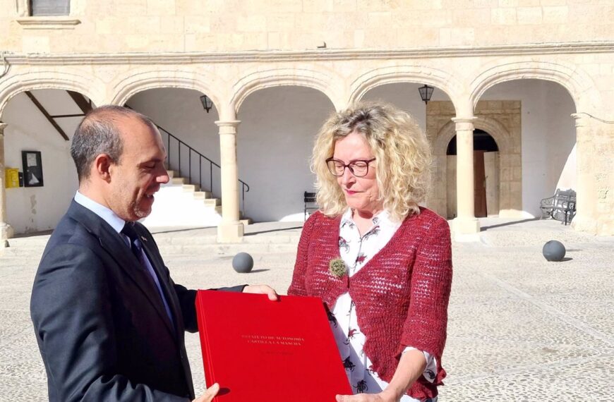 El presidente de las Cortes entrega el Estatuto de Autonomía de CLM a Alarcón en su 40 aniversario.