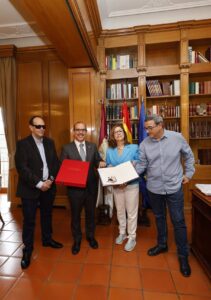 El presidente de las Cortes regionales entrega ejemplar conmemorativo del Estatuto de Autonomía a Cermi en CLM