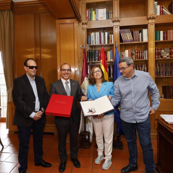 El presidente de las Cortes regionales entrega ejemplar conmemorativo del Estatuto de Autonomía a Cermi en CLM