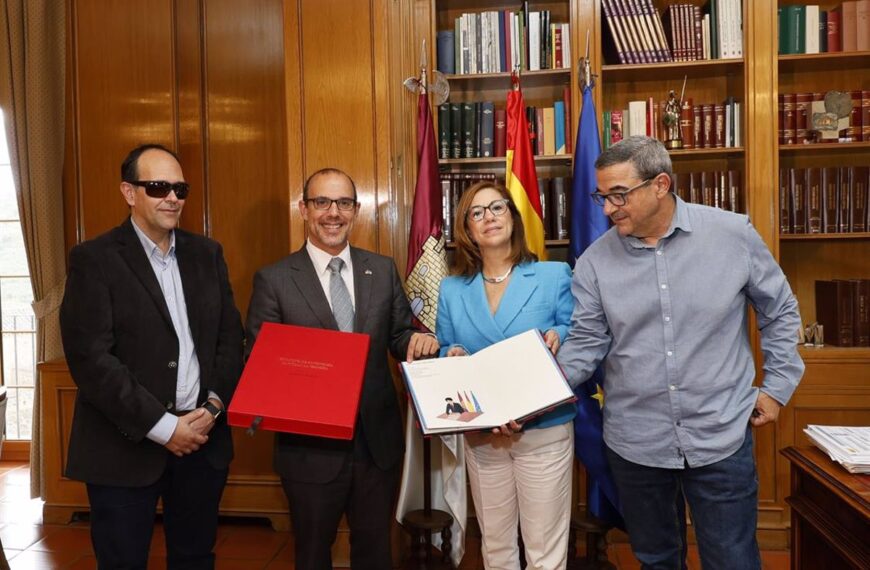 El presidente de las Cortes regionales entrega ejemplar conmemorativo del Estatuto de Autonomía a Cermi en CLM