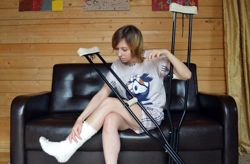 Traumatólogos de las Gerencias de Tomelloso y Manzanares colaboran en intervenciones quirúrgicas con prótesis unicompartimentales de rodilla