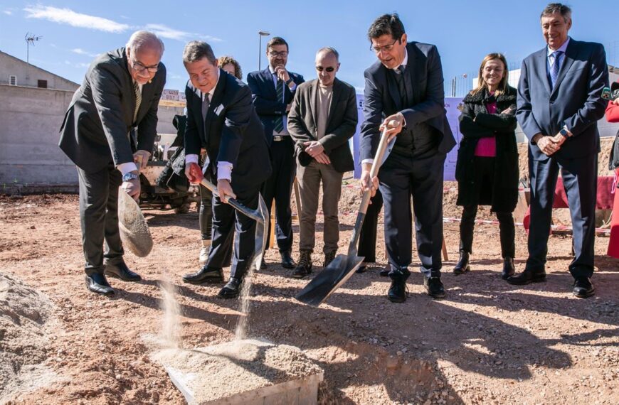 Inicio de la Construcción del Centro de Educación de Adultos ‘San Blas’ en Manzanares con la Colocación de la Primera Piedra por García-Page