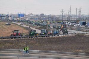 Manifestaciones agrícolas paralizan ocho autovías en Castilla-La Mancha con tractoradas masivas