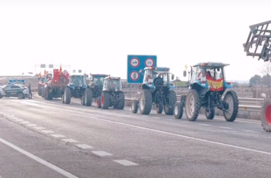 Medio Millar de Tractores de Agricultores Paraliza la A-43 en el Paso de Tomelloso a Manzanares