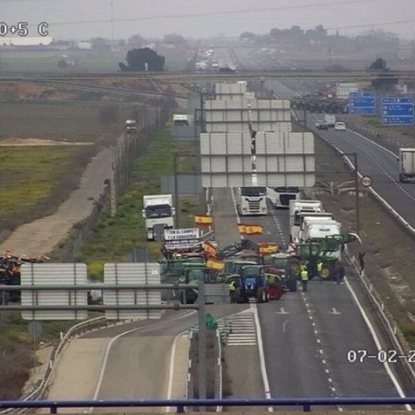 Productores independientes cesarán bloqueo en A-4 Manzanares a las 16:00, marcando distancia de la manifestación sindical