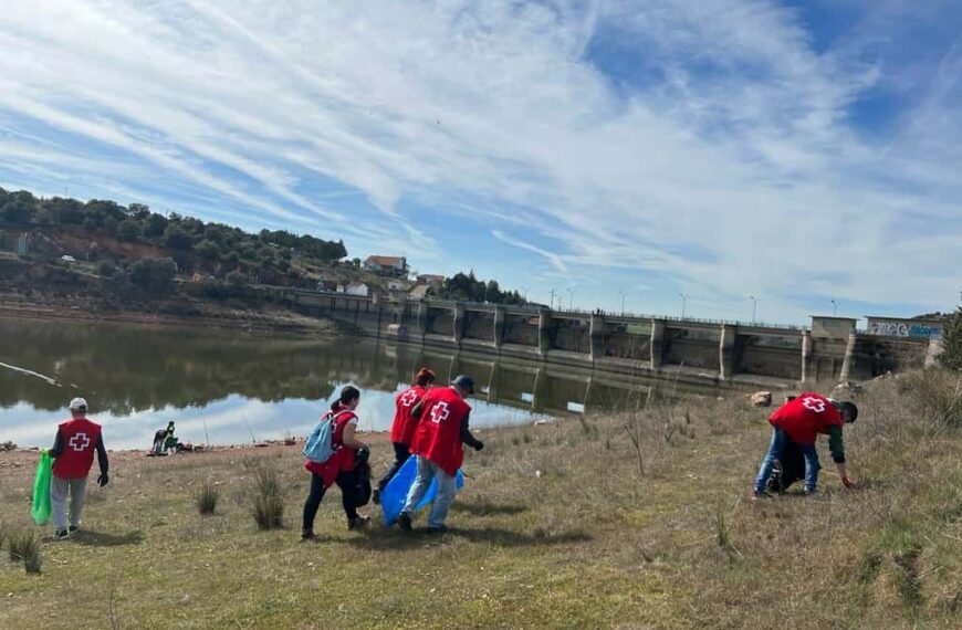 Cruz Roja en Ciudad Real se une a la lucha contra la basuraleza en ríos y embalses