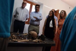 Caballero confía en exhumar las fosas comunes del cementerio de Manzanares antes del final de la legislatura