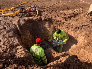 Acumulación de Agua por Rotura Impide Reparación y Provoca Corte General: Situación se Prolonga por Necesidad de Descarga Compleja