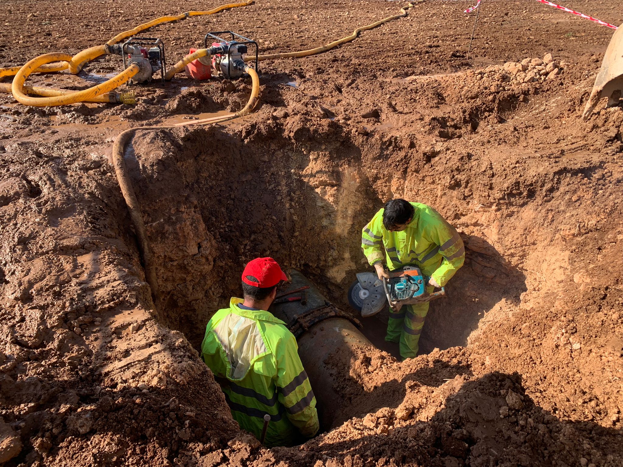 Acumulación de Agua por Rotura Impide Reparación y Provoca Corte General: Situación se Prolonga por Necesidad de Descarga Compleja