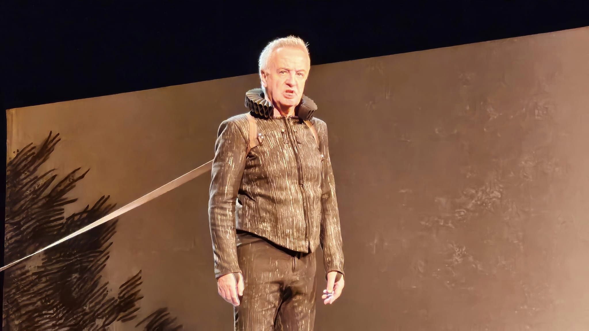 Carlos Hipólito Emociona al Gran Teatro de Manzanares con ‘Burro’, una Majestuosa Fábula de Fábulas, de Ay Teatro