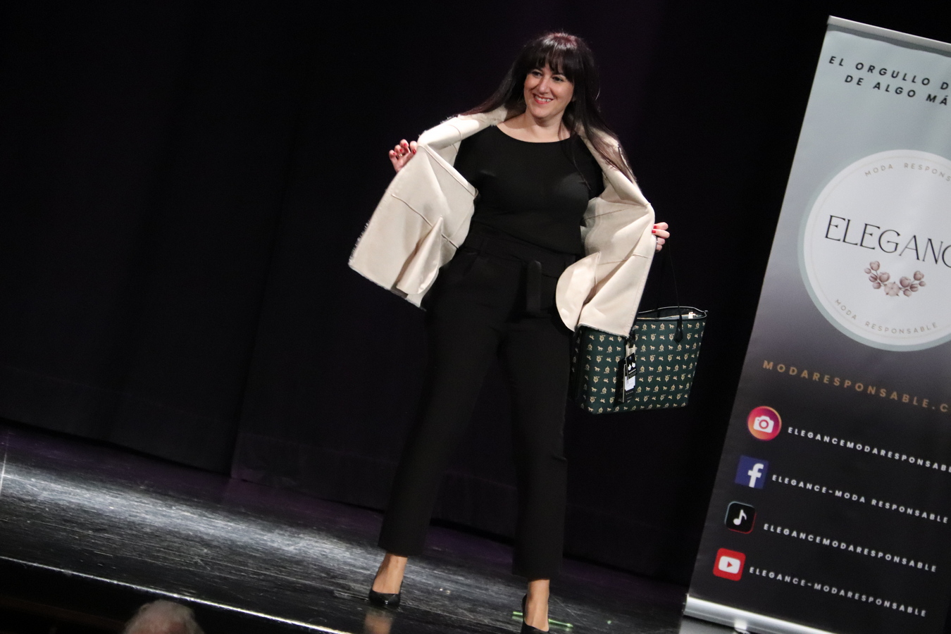 Evento de moda solidario de Elegance Manzanares y AECC Manzanares llena la Casa de Cultura, con el apoyo del Ayuntamiento