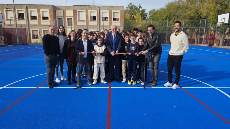 Julián Nieva inaugura mejoras en el I.E.S. Pedro Álvarez de Sotomayor junto con el alumnado, agradeciendo al Ayuntamiento por su apoyo