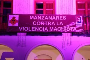 Manzanares Reitera su Rechazo a la Violencia de Género: Homenaje a las Víctimas en la Plaza de la Constitución este 25N