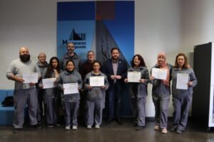 Ocho individuos completan con éxito la formación en ‘Operaciones auxiliares de revestimientos continuos en construcción’, Pablo Camacho preside la clausura